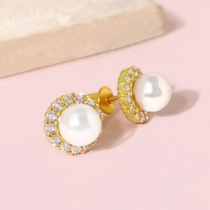 Boucles d'oreilles classiques en or plaqué 18 carats avec zircon cubique et perle pour femmes - Product Image 6