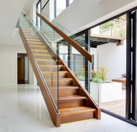 Escalier moderne sur mesure à double poutre, en acier, avec marches en bois et garde-corps en verre trempé pour villa