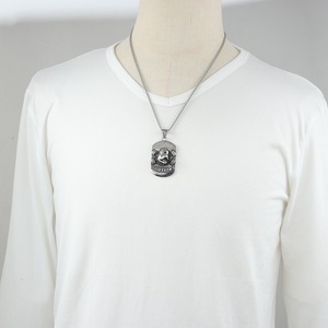 Collar Unisex de Acero Inoxidable con Colgante de Perro Musculoso y Diseño de Animal con Mancuerna, Marca y Diseño Exclusivos YUNIQUE - Product Image 3