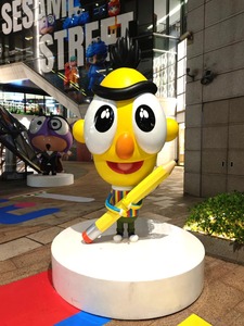 Escultura de Resina de Fibra de Vidrio con Diseño de Bert de Dibujos Animados en Colores Vibrantes para Parques de Atracciones, Exposiciones Pop-Up y Decoración de Plazas Comerciales Urbanas - Product Image 2