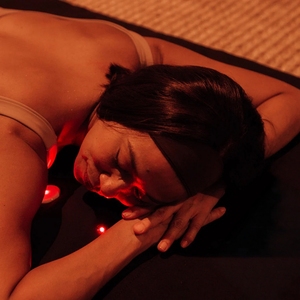 Matelas de thérapie corporelle multifonctionnel électrique en cuir PU avec lumière rouge pour améliorer la circulation et la relaxation - Product Image 4