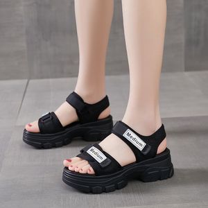 Sandalias de verano elegantes para mujer con suela gruesa, cierre de hebilla <span class=keywords><strong>en</strong></span> <span class=keywords><strong>el</strong></span> dedo, parte superior de PU, suela de goma, de una tira, con plataforma y suela blanda. - Product Image 2