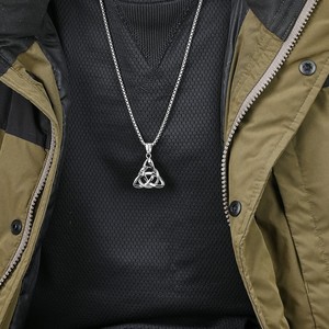 Collier Pendentif Serpent à Double Tête Nœud Triangulaire Viking en Acier Inoxydable Unisexe Design Géométrique Charme Nœud Éternel - Product Image 3