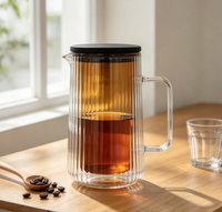 Carafe à eau en verre borosilicate à double paroi, avec intérieur nervuré ambré, couvercle noir et poignée, pour jus et thé glacé