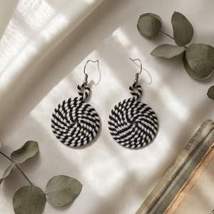 Pendientes de aro con cuentas negras hechos a mano en Uganda, pendientes circulares de estilo étnico africano - Product Image 2