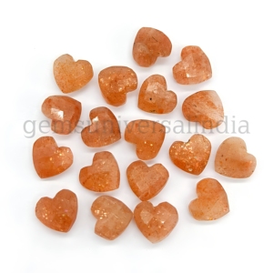 Pierre de soleil naturelle en forme de cœur, facettée, sculptée à la main, pierre précieuse en vrac de 8 mm, vente en gros, cristal de guérison, pierre pour bijoux - Product Image 1