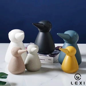 Collezione di Statuette di Toro, Pinguino, Volpe e Uccello, Set Decorativo in Ceramica Opaca del Regno Animale, Scultura Geometrica Stilizzata per Tavolo - Product Image 2