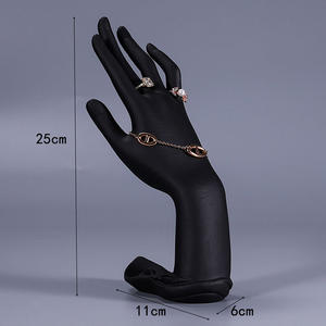 Vente en gros <span class=keywords><strong>d</strong></span>'accessoires <span class=keywords><strong>d</strong></span>'affichage de modèle de main de bague noire support de présentoir de bijoux en résine personnalisé pour bijouterie de <span class=keywords><strong>d</strong></span>étail - Product Image 2