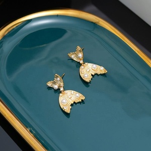 Pendientes de Botón de Estilo Francés de Lujo, Diseño de Cola de Pez Geométrico con Circonita, Chapado en Oro sobre Cobre, Temperamento Femenino - Product Image 5