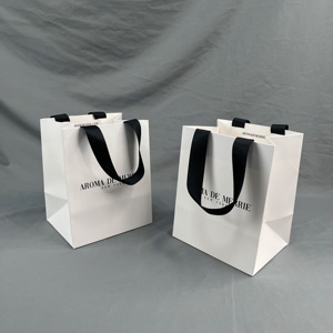 Sac cadeau en papier blanc minimaliste personnalisé avec anse en ruban noir, logo imprimé, sac shopping en papier de luxe pour cosmétiques et parfums - Product Image 6
