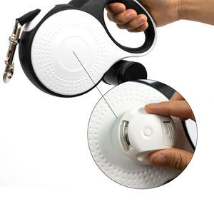 Guinzaglio retrattile per cani di grossa taglia con Dispenser per cacca di illuminazione a LED 3 in 1 - Product Image 4