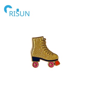 Haute qualité personnalisé émail paillettes glace patin à roulettes émail broche Sport patinage rouleau Derby Rollskate broche épinglettes - Product Image 4