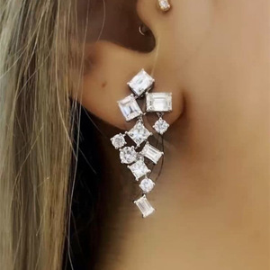 Eleganti Orecchini a Perno Geometrici per Donne, Gioielli Scintillanti da Sposa - Product Image 1