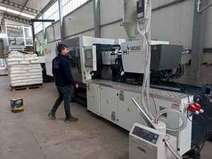 ماكينة قولبة بلاستيكية 250 طنًا بالحقن مع نظام مؤازرة - Product Image 6