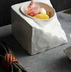 Tazón de Cerámica Blanco con Patrón de Roca Irregular, Diseño Artístico Único para Uso en Hoteles - Opción Sostenible para Ensaladas, Platos Fríos y Cenas - Product Image 5