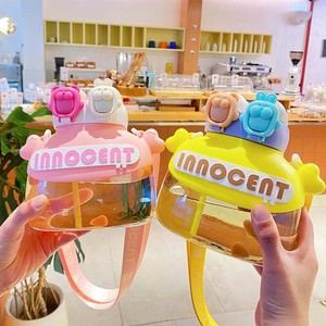 Botella de agua de plástico Innocent con doble pajita y correa, diseño de dibujos animados para niños, viajes y camping - Product Image 1