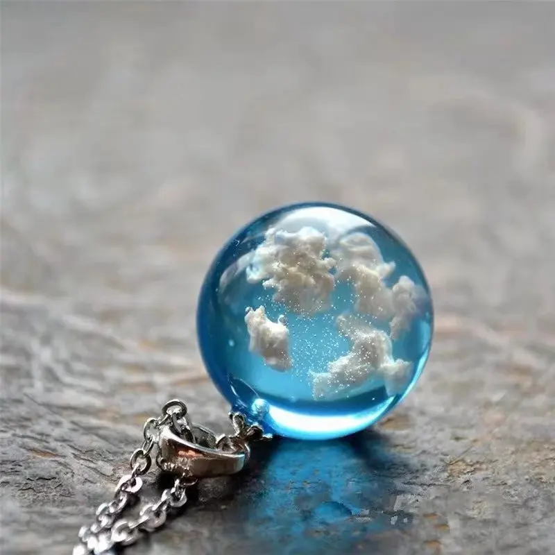 Colar feminino com pingente de resina, joia transparente chique com pingente de bola redonda, lua, céu azul e branco na nuvem