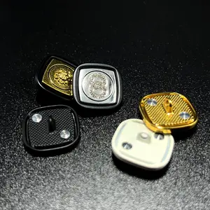 हाई-एंड लेडीज़ मेटल बटन कस्टम थोक चौकोर आकार के लायनहेड नक्काशीदार हीरे शैंक स्टाइल प्लेटिंग तकनीक धोने योग्य