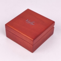 Boîtes à bijoux en bois de couleur noire rectangulaires faites à la main avec logo gravé personnalisé, fermeture magnétique, insert en éponge, fabriquées en Chine