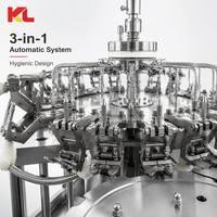 Chaîne de production monobloc automatique 3-en-1 pour le rinçage, le remplissage et le capsulage de bouteilles PET, modèle RCGF8-8-3, capacité 3000 BPH, pour jus chaud