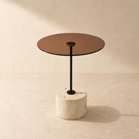 Table basse moderne minimaliste de luxe avec plateau en verre pêche et piétement en pierre de travertin beige naturel, meuble d'angle pour la maison