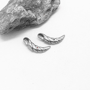 Yunnique – collier avec pendentif en acier inoxydable, bijoux à la mode unisexes, design en forme de lune pour hommes et femmes - Product Image 3