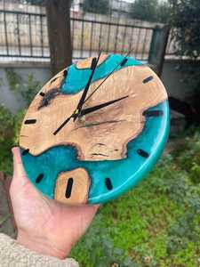 Horloge murale en résine et bois artisanale, conçue pour rehausser la décoration intérieure avec des motifs élégants et un art unique - Product Image 5