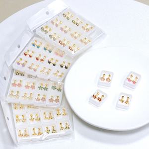 ต่างหูสแตนเลสสตีลแบบกันน้ำสำหรับเด็ก ลายดอกไม้เคลือบสีผสม ไม่ก่อให้เกิดอาการแพ้ ขายส่ง - Product Image 1