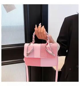 Sac de plage économique pour femme, idéal pour le quotidien, avec anse en cuir de coquille de coco, doublure en soie et chaîne de fleurs. - Product Image 6
