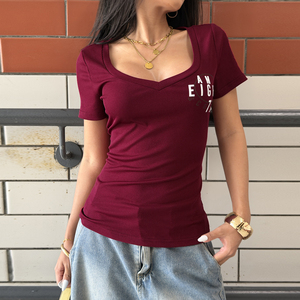 Camiseta de manga corta con cuello en V y estampado de letras estilo americano, básica, informal, versátil, ajustada y favorecedora para chica moderna. - Product Image 1