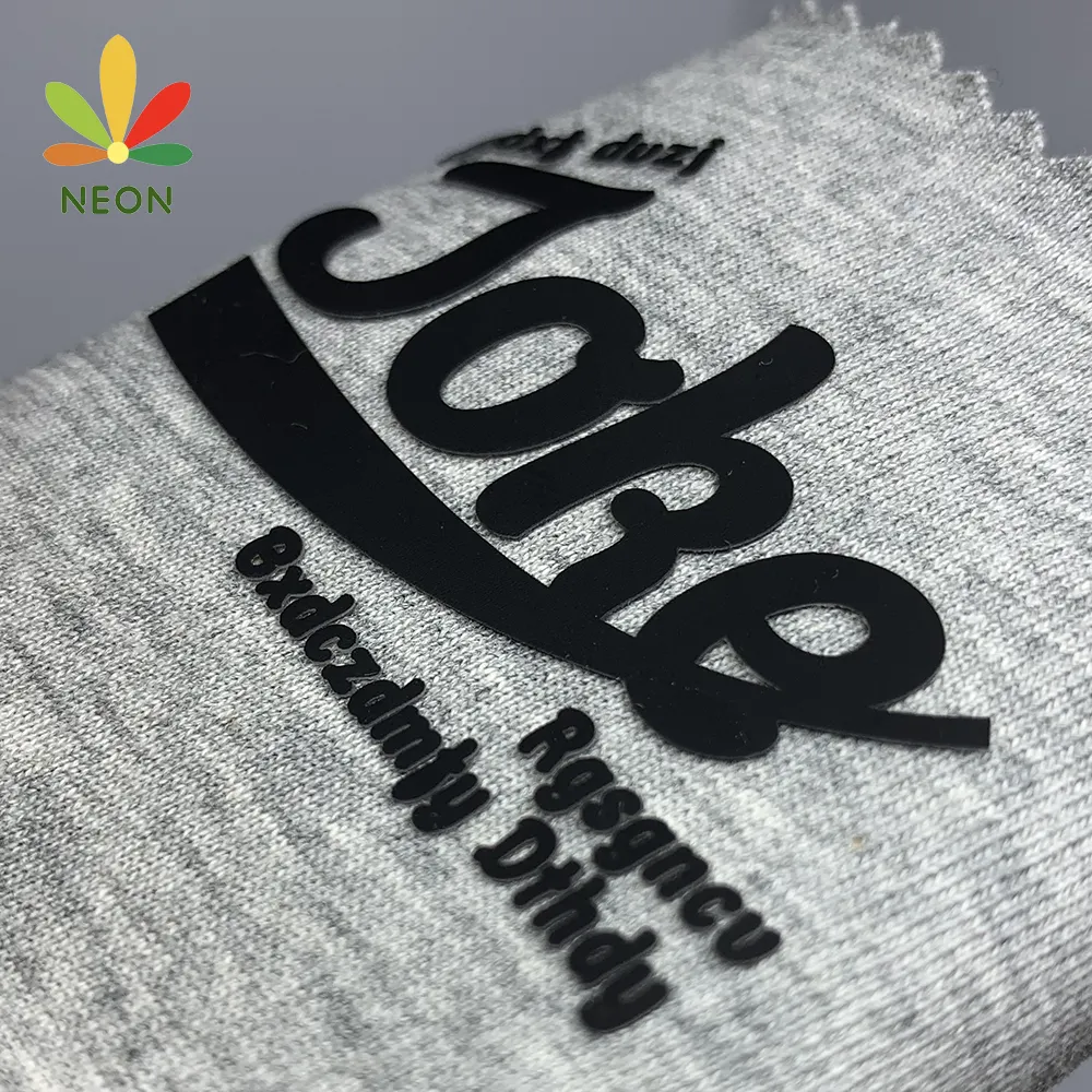 2024 Hot Sale Benutzer definiertes Logo Erhöhter Effekt Marke 3D Gummi Silikon Wärme übertragungs etikett Kleidungs stück Aufkleber für T-Shirt