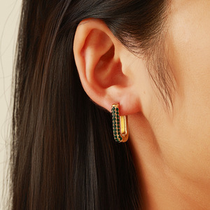 Pendientes Huggie de yunnique con forma geométrica de diamante verde chapados en oro para mujer - Product Image 2