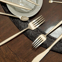 Un ensemble de couverts en métal brillant pour une table à manger haut de gamme - un sentiment de cérémonie