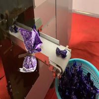 Machine d'emballage de confiseries en feuille métallique avec torsion supérieure et attache ruban, fonctionnement continu, entièrement automatisée, sur mesure