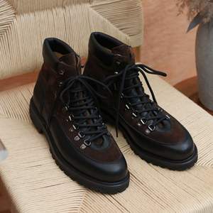 Chaussures habillées en cuir véritable de couleur champagne britannique pour hommes - Product Image 1