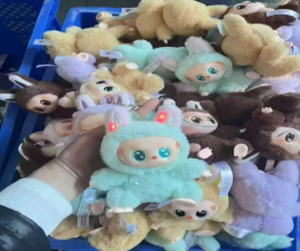 Giocattolo di peluche Labub con espressione facciale, occhi lampeggianti e luminosi per bambini dai 4 ai 6 anni - Product Image 3