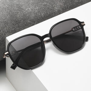 Gafas de Sol para Mujer Ct19, Montura Negra, Lentes TAC con Protección UV400, Estilo Cuadrado Grande, Gafas de Sol de Moda para Exteriores - Product Image 2