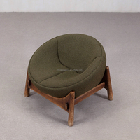 Fauteuil simple en velours vintage avec structure en bois massif et accoudoirs capitonnés pour salon, chambre ou salle de séjour