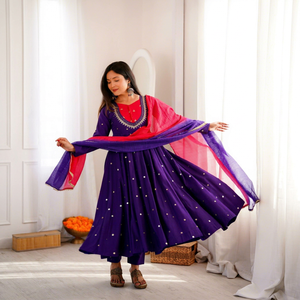 Conjunto de Traje Anarkali Morado con Dupatta Rosa, Bordado en Oro, Interior de Seda Romana, Secado Rápido, Largo hasta el Suelo, Ropa Étnica India para Fiestas - Product Image 1