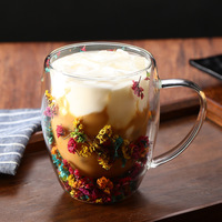 Tasse en verre à double paroi élégante avec embellissements de fleurs séchées, résistante à la chaleur pour le thé et le café, vaisselle en verre stylée