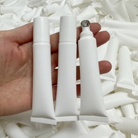 Tubes de brillant à lèvres en gros, emballage cosmétique blanc, flacon de 15 ml vide avec applicateur métallique, tube en plastique compressible pour baume à lèvres