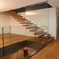 Escalier intérieur moderne en bois sur mesure, flottant, droit, cantilever avec garde-corps en verre, marches en bois pour intérieur