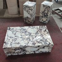 Table Basse Socle Haute Basse en Travertin Violet Calacatta de Luxe pour Hôtel, Centre d'Exposition, Socle en Marbre Arabescato Viola Blanc