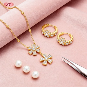 เครื่องประดับเฮงเตี้ยน ชุดเครื่องประดับแฟชั่นชุบทอง 18K ลายโคลเวอร์และหัวใจ ประดับเพชรซิคอนเกรด AAA ขายส่ง สำหรับผู้หญิง ใส่ได้ทุกวัน/ออกเดท/งานปาร์ตี้ - Product Image 4
