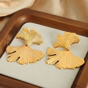 Boucles d'oreilles délicates en acier inoxydable plaqué or 18 carats, motif feuille de Ginkgo, pour femmes, bijoux personnalisés - Product Image 3