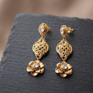 Boucles d'oreilles pendantes en laiton plaqué or avec turquoise sertie closée, motif floral noué, pour femme, anniversaire - Product Image 2