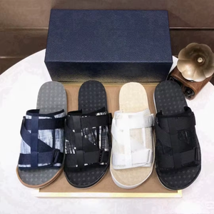 2026 En gros Pantoufles d'extérieur de luxe de marque célèbre de créateur, style sport décontracté, en cuir pour hommes et femmes - Product Image 3