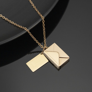 Collar con Colgante de Sobre en Acero Inoxidable con Baño de Oro PVD de 18K |   Colgante con Forma de Carta de Amor para Mujer |   Joyería Grabada con Te Amo para Enamorados - Product Image 3
