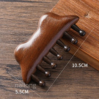 Peigne de massage en bois à dents larges en bois de santal couleur naturelle pour la croissance des cheveux, le soin fascial et le Gua Sha crânien