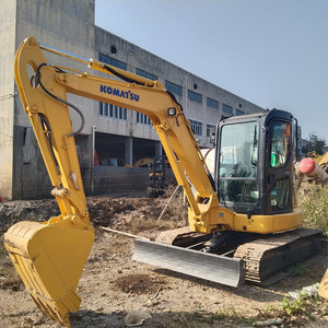 Excavatrice Komatsu PC55 d'occasion de 5,5 tonnes, moteur Cummins, pompe hydraulique Kawasaki, moteur d'origine japonaise, 1200-2000 heures, 90% neuve - Product Image 1